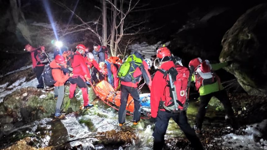 Сняг, скали, паднали дървета и реки бориха спасителите за турист от Троянския балкан (+СНИМКИ)