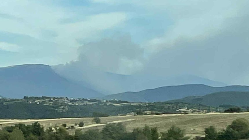 Пожарът в парк "Рила" се разраства, огънят стигна подножието на връх Исмаилица