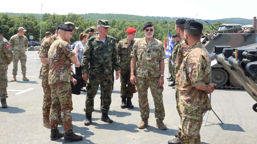 Адмирал от НАТО похвали България за подкрепата към Украйна от началото на войната