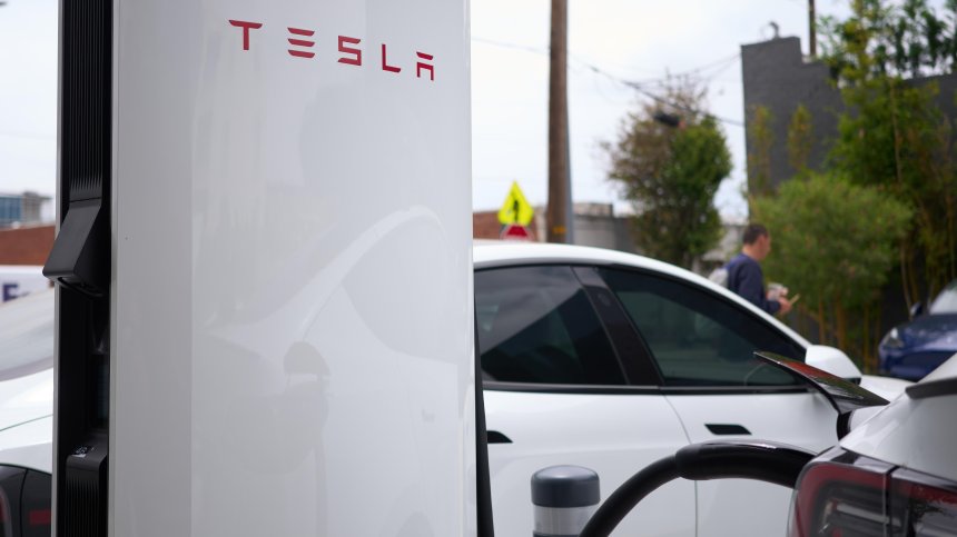 Защо Tesla реши да върне класическите мигачи на Model 3