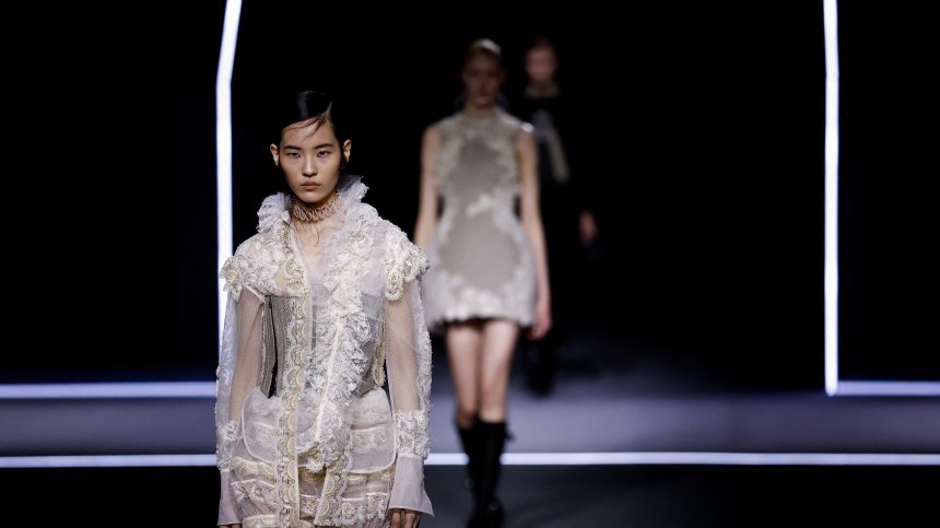 Впечатляващи тоалети на Седмицата на модата в Париж (СНИМКИ)