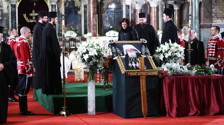 Архиерейска заупокойна света Литургия в памет на патриарх Неофит (СНИМКИ)