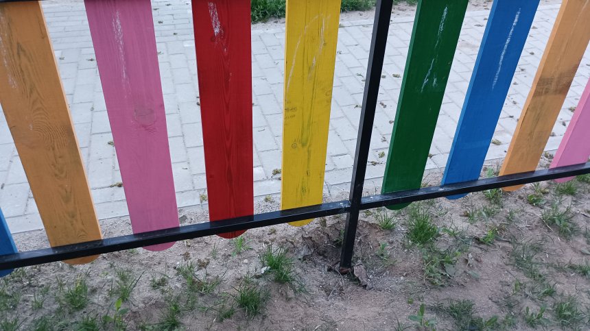 Детска площадка в София: Ограда без основа, опасни пейки, кошчетата пълни