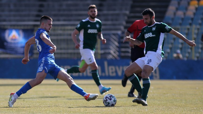 "Левски" победи "Пирин" (Блг) с 3:1, фенове нахлуха на терена след гол на Карачанаков (+ВИДЕО)