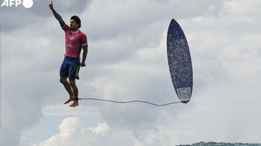 Перфектният кадър от Олимпиадата: Фотограф улови бразилски сърфист в уникална поза