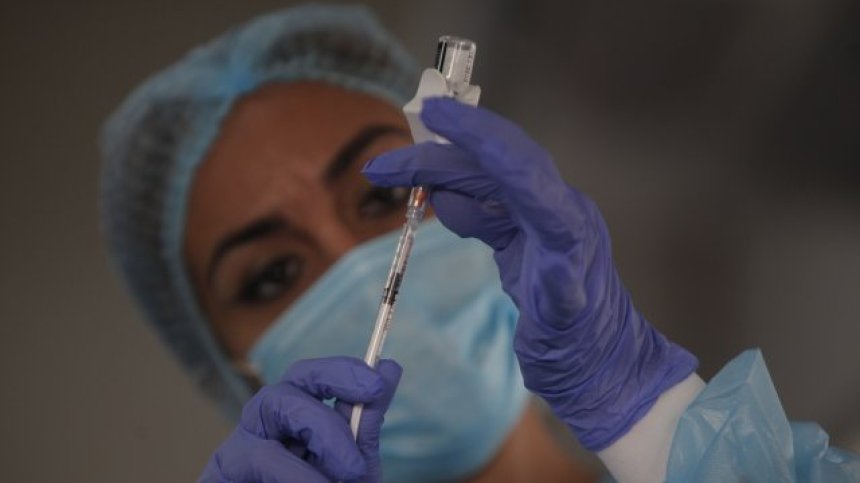 Ваксината на Pfizer запазва висока ефективност и след 6 месеца