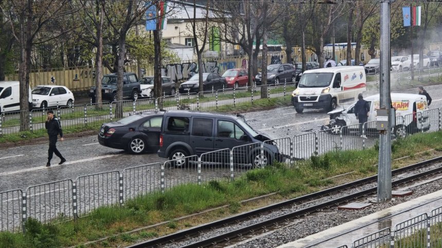 Катастрофа с три коли затруднява движението на булевард в София