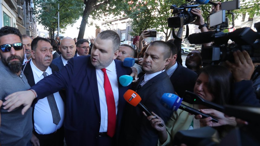 Демерджиев разкрива колко струват полетите на Пеевски и кой е предоставял самолетите
