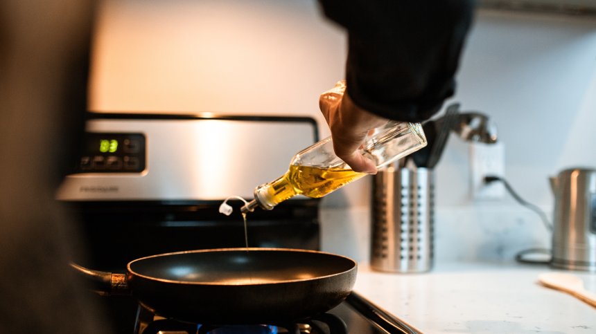 Готвенето без мазнина не е толкова полезно, колкото се смята. Защо?