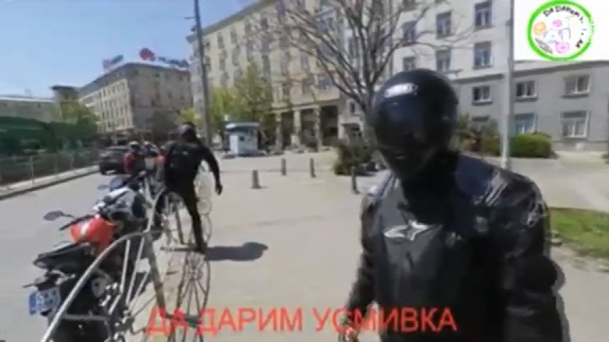 Мотористи раздават пакети с храна на ключови локации в София (ВИДЕО)