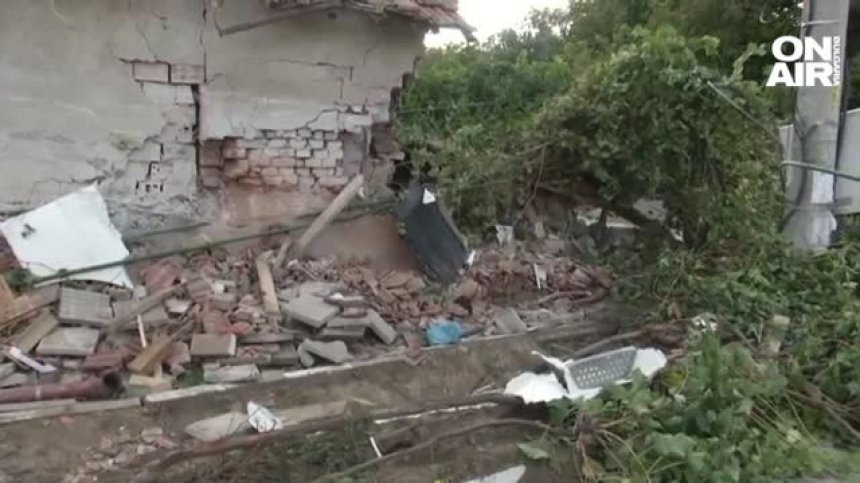 Камион се вряза в къща в плевенско село, шофьорът издъхнал в линейката