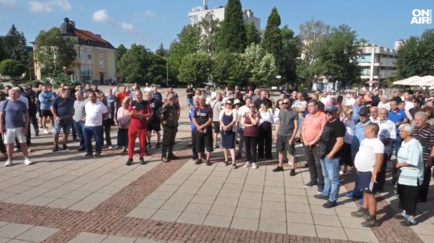 На 40 градуса и без капка вода: Жителите на Самораново излязоха на протест