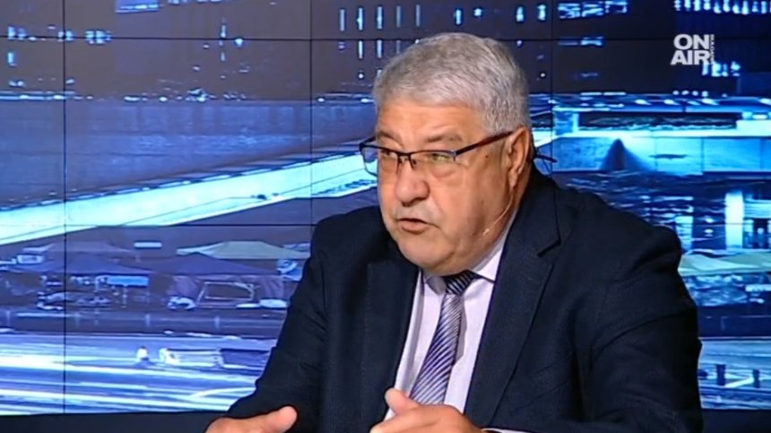 Опозицията във вътрешна борба за власт, търсели странични теми с подписки