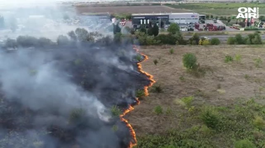 Пожар бушува в следобедните часове в района на летище Стара Загора