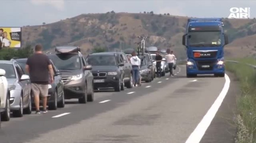 Образуваха се километрични опашки на "Кулата", няма "зелени коридори"
