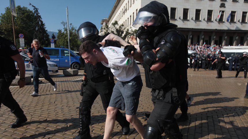 Ескалация на напрежението: Десетки ранени и колабирали