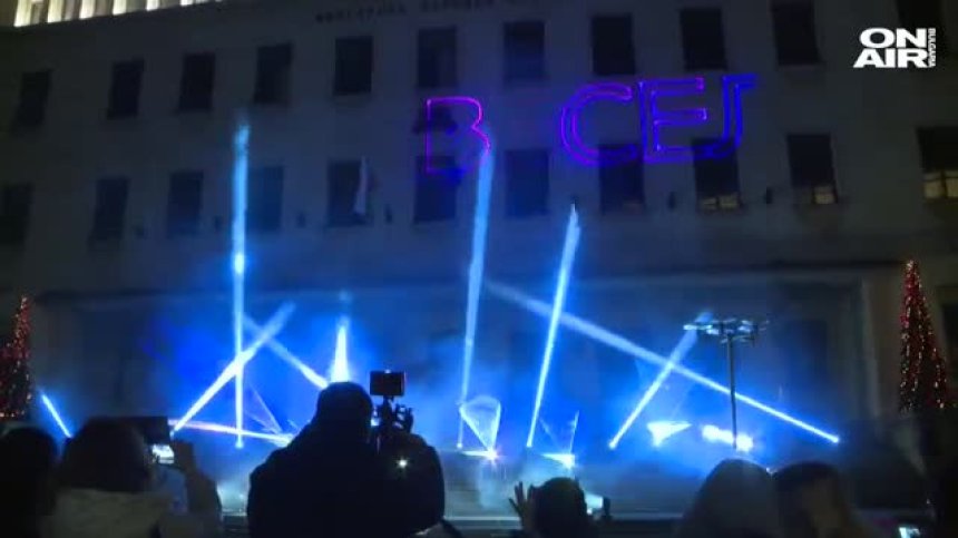 Със светлинно шоу, концерти и хора – България посрещна 2022 г.