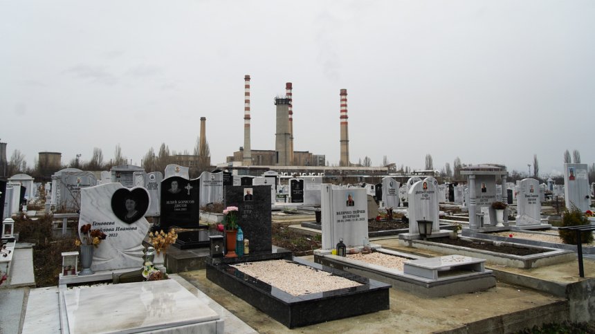 Оставиха в ареста мъжа, потрошил 215 надгробни плочи в София