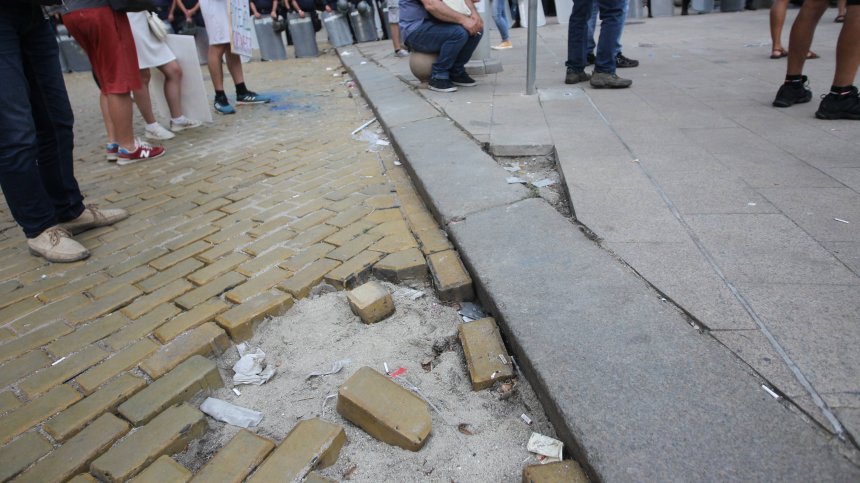 Погром: 6 кв. м изкъртени жълти павета, счупени знаци и прозорци