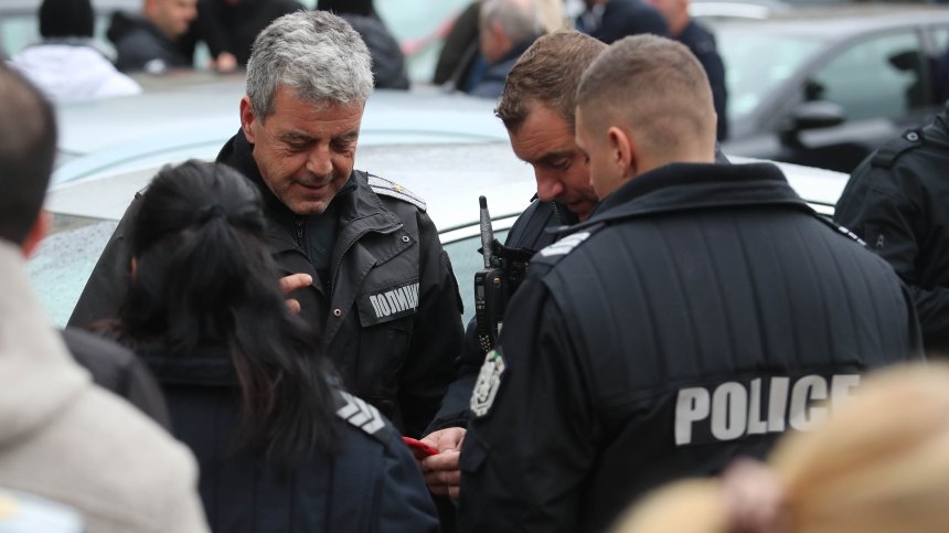 Шофьор удари стълб, спря тока на врачанско село и избяга