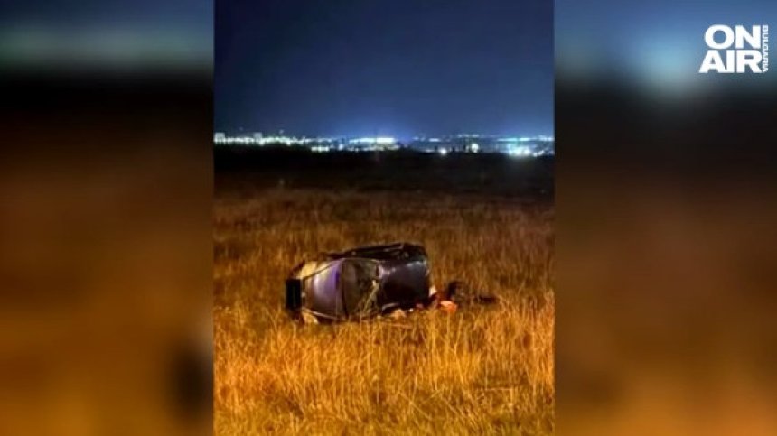 Безчувствени ли сме? Сама жена помага на младежи след катастрофа, шофьори подминават