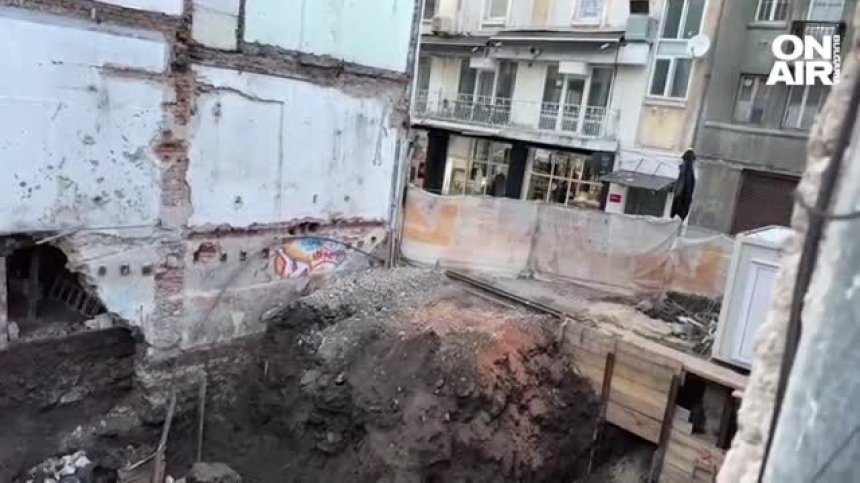 Къща пропадна в изкоп на строеж в Пловдив, евакуираха многодетно семейство