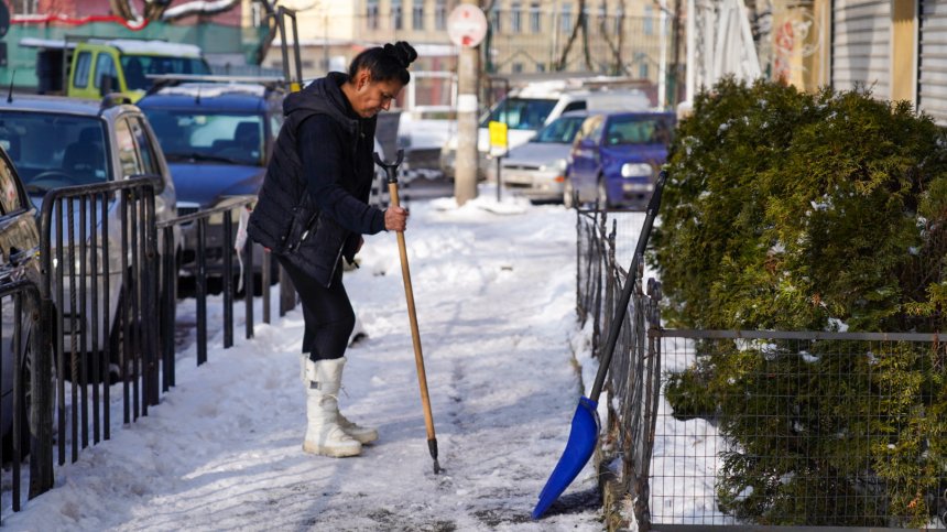 Ски писта или тротоари? Софиянци се борят с поледиците, десетки са в болница