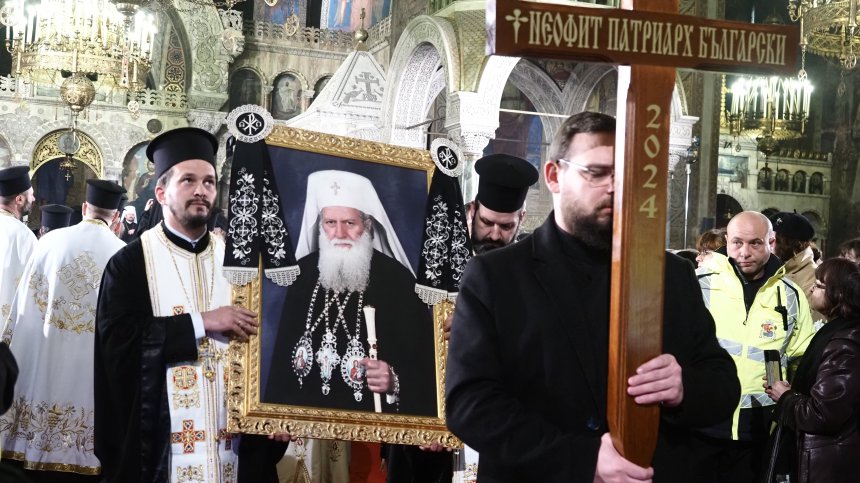 Погребението на Неофит: Хиляди миряни се сбогуваха с духовния си баща