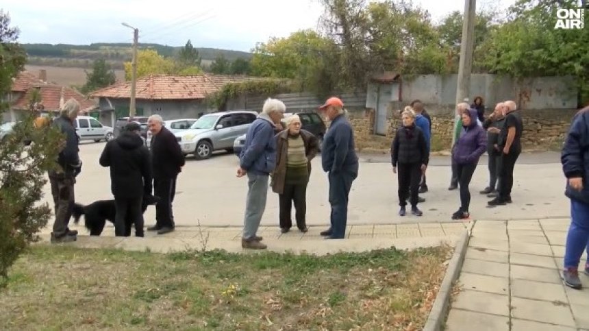"Забравени сме от Бога": Животът в Коевци в 21 век - опасен път и липса на транспорт