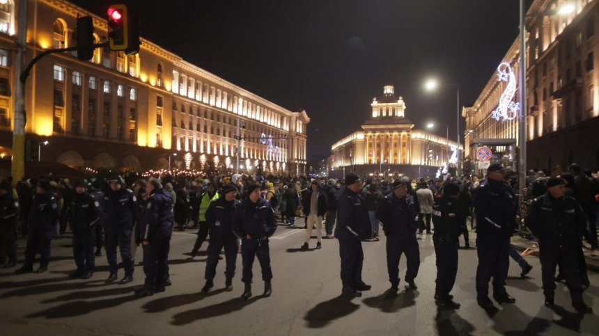 Над 40 задържани на протеста в София: Агитки и локали - МВР гледа видеоматериали
