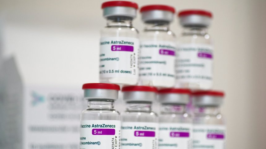 Германия спира ваксинацията с AstraZeneca при хора под 60 години