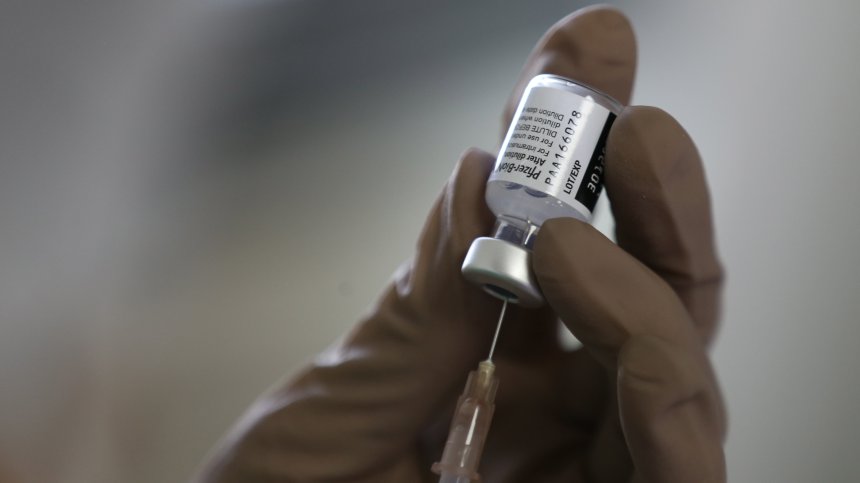 Третата доза на Pfizer увеличава съществено защитата при хората над 60 г.