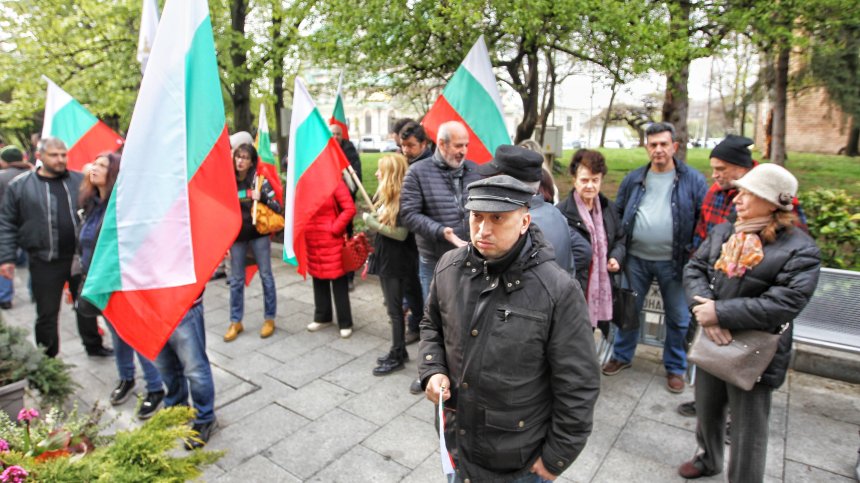 Граждани на протест срещу преименуването на улици и знамето на Украйна пред общината