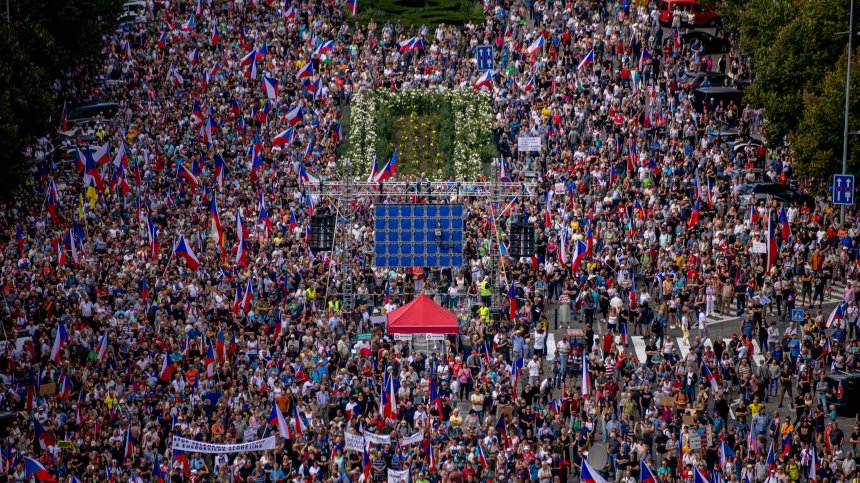 Хиляди чехи излязоха на протест срещу правителството си заради Украйна