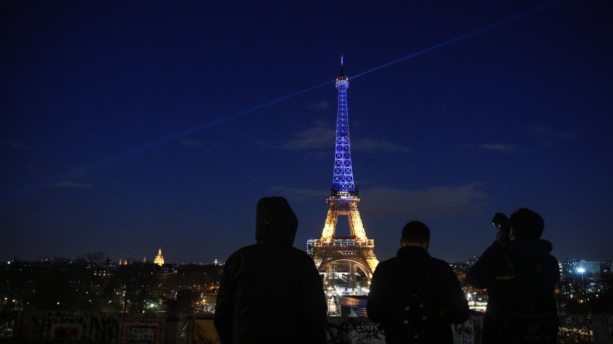 Осветяват Айфеловата кула в синьо и жълто за годишнината от войната в Украйна