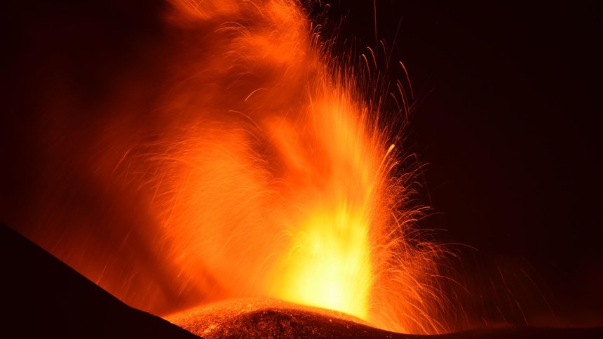 Етна изригна, пренасочиха полети