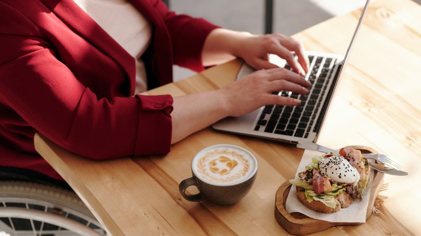 Негативните емоции, предизвикани от новините за Ковид-19, водят до преяждане