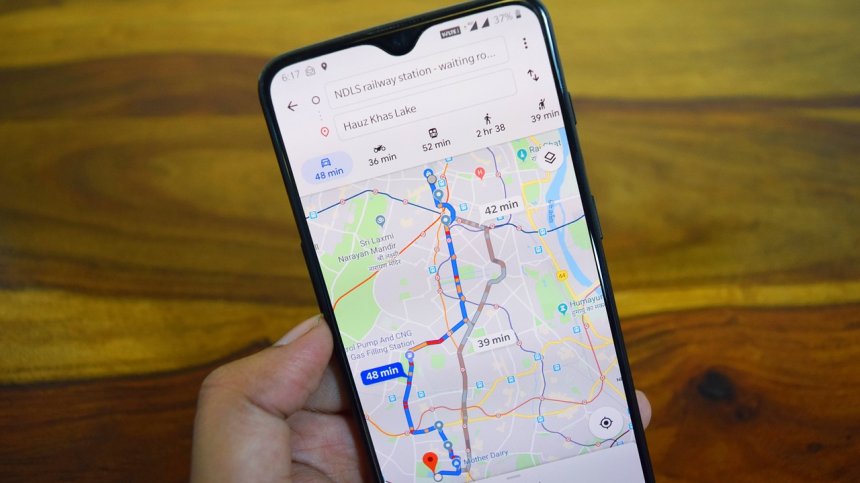 Пиян шофьор мина с колата си по стълби и заседна, обвини Google Maps