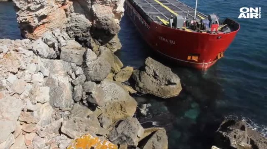 Втори ден товарният кораб остава заседнал край Камен бряг