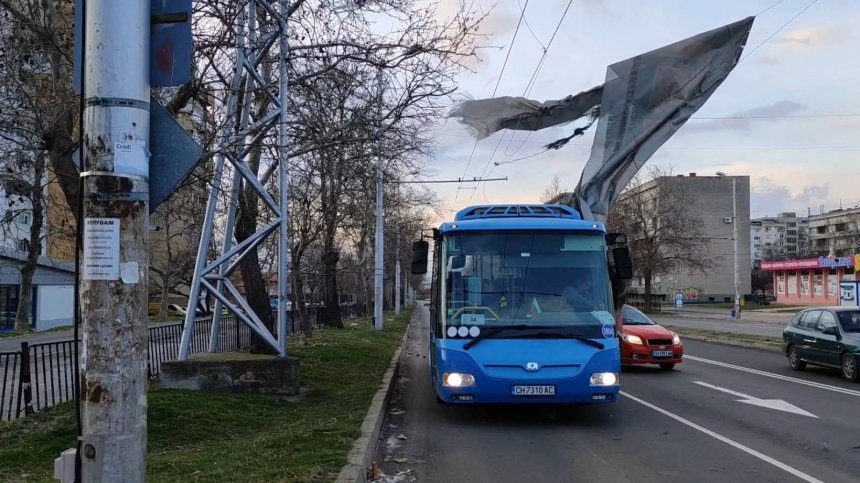 Ураганен вятър застрашава хората в Сливен