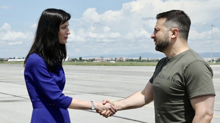 "Добре дошъл в България": Мария Габриел посрещна Зеленски на летището в София