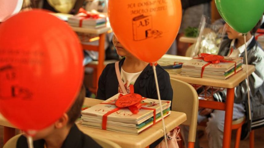 Социалните си искат обратно еднократната помощ от родители на ученици от 1 и 8 клас