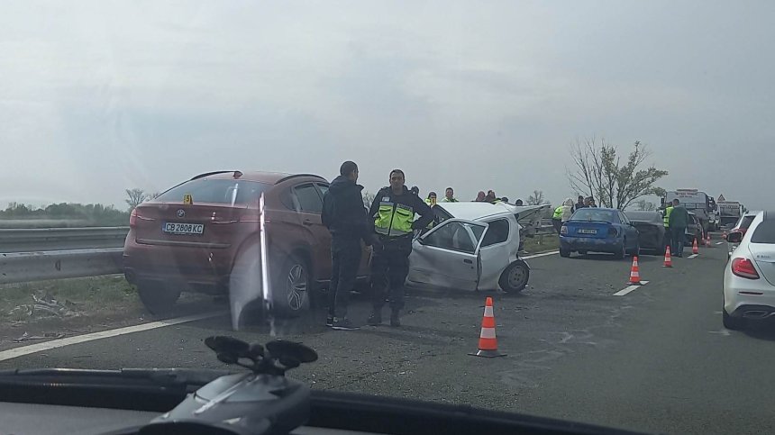 Тежка верижна катастрофа на "Тракия", има ранени