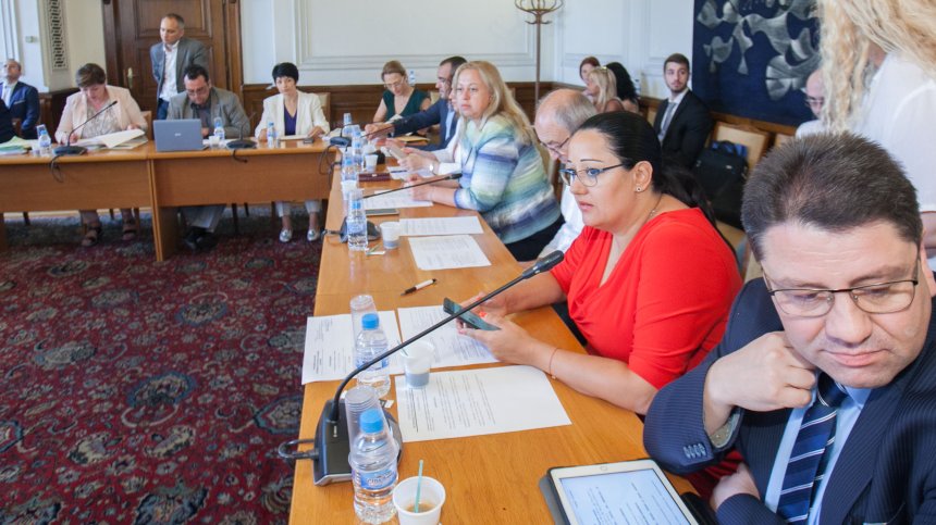 Обрат: Правната комисия махна машините само за местния вот през есента