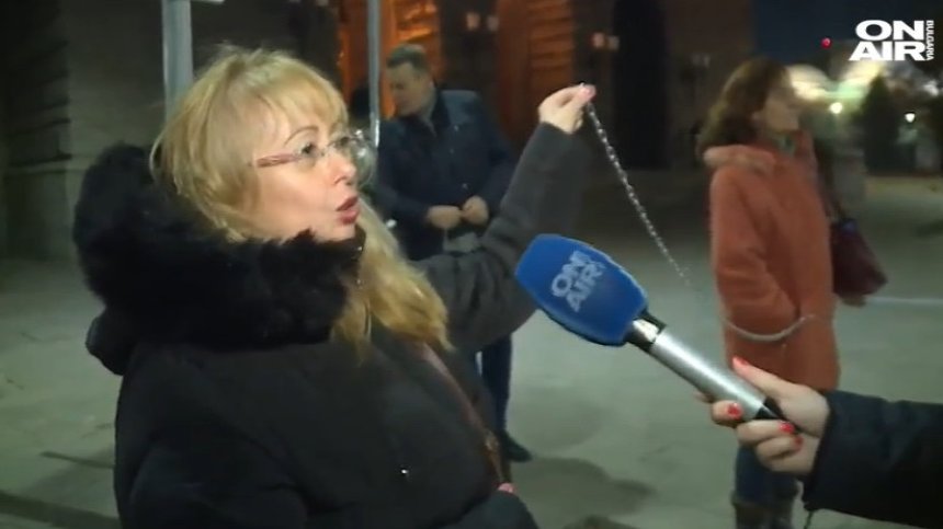 Протестиращите се вързаха с вериги - символ на новите мерки