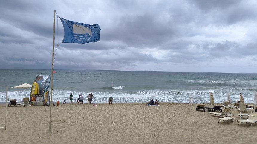 Бурното море и лошото време изгониха туристите от плажовете (+ВИДЕО)