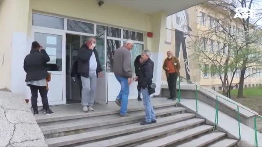 Избори: Техници оправяха машините в Русе, в Шумен две СИК делят тенекиена барака