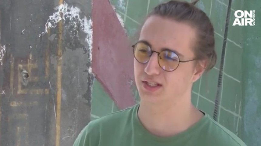Абитуриентът, явил се на бала си по халат: Важна е не визията, а комфортът