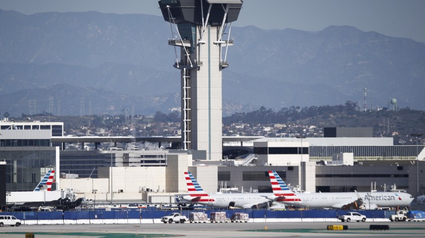 Самолет и автобус се блъснаха на летището в Лос Анджелис, има ранени