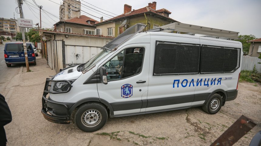 Полицаи блокираха Катуница - въоръжен мъж обра пощата